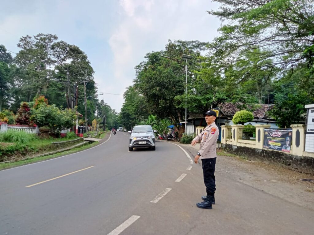 Polsek Saketi, Polres Pandeglang, Memastikan Kamtibcarlantas yang Aman dan Nyaman Bagi Pengguna Jalan Raya 3 WhatsApp Image 2024 05 16 at 06.03.37