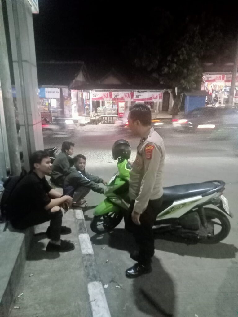 Polsek Saketi Polres Pandeglang Gelar Patroli Malam untuk Cegah Gangguan Kamtibmas dan Kejahatan 4 WhatsApp Image 2024 05 16 at 06.03.49