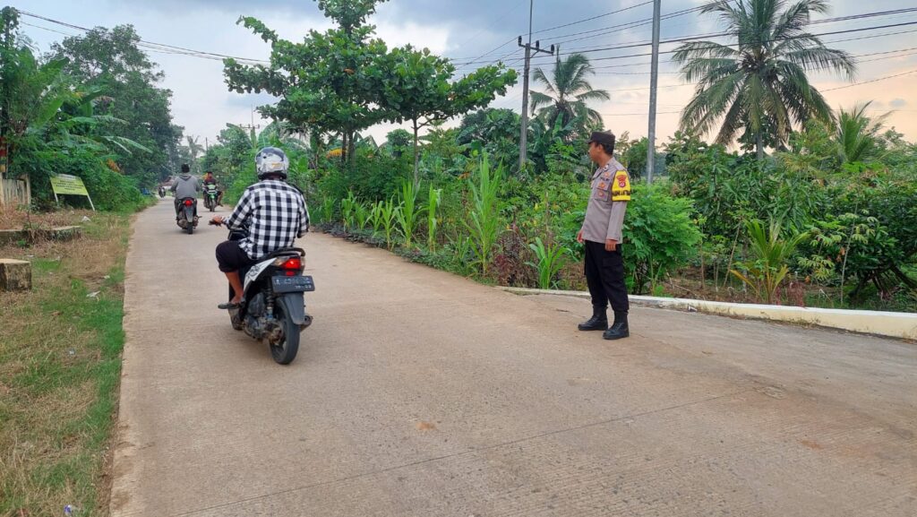 Personil Polsek Patia Laksanakan Pelayanan Pengaturan Lalu Lintas Pagi dan Sore Hari untuk Kelancaran dan Keamanan Masyarakat 8 WhatsApp Image 2024 05 16 at 07.23.02