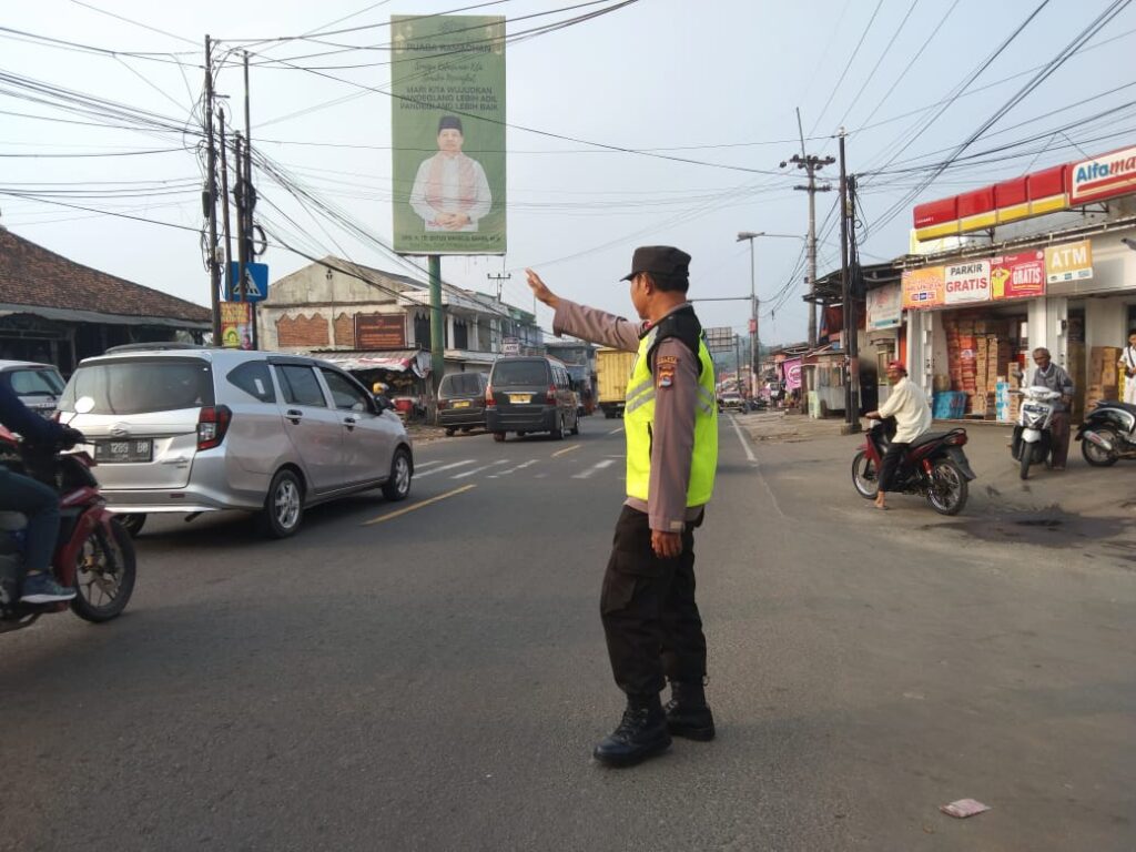 Polsek Cadasari Atur Lalu Lintas di Depan Pasar Cadasari untuk Kelancaran dan Keselamatan Pengguna Jalan 9 WhatsApp Image 2024 05 16 at 08.21.36