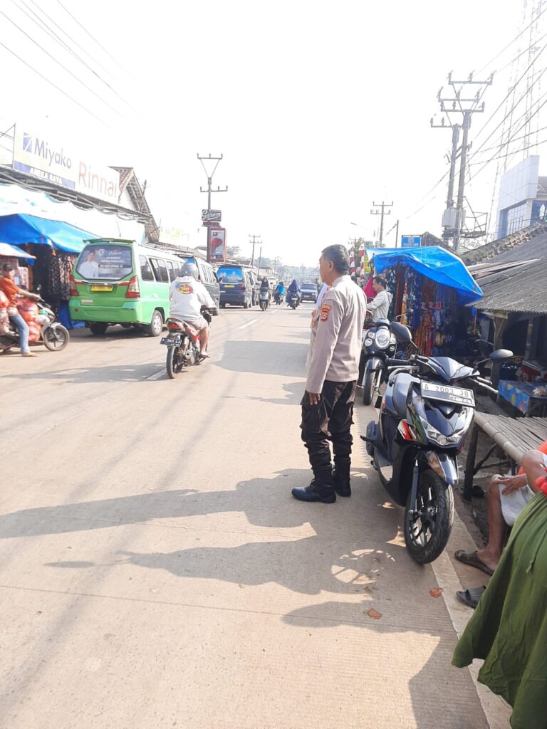 Antisipasi Kemacetan, Polsek Bojong Atur Lalu Lintas di Depan Pasar Tradisional 4 WhatsApp Image 2024 05 16 at 09.23.32