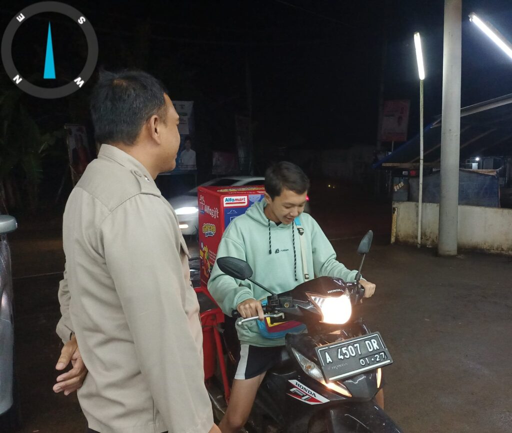 Ciptakan Situasi Kamtibmas Aman, Polsek Bojong Gelar Giat Cooling System dengan Patroli ke Minimarket 5 WhatsApp Image 2024 05 16 at 09.23.55