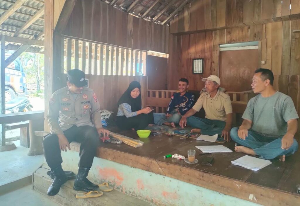 Polsek Cibaliung Laksanakan Sambang Door to Door untuk Jalin Keakraban dan Serap Informasi Masyarakat 10 WhatsApp Image 2024 05 16 at 10.33.32