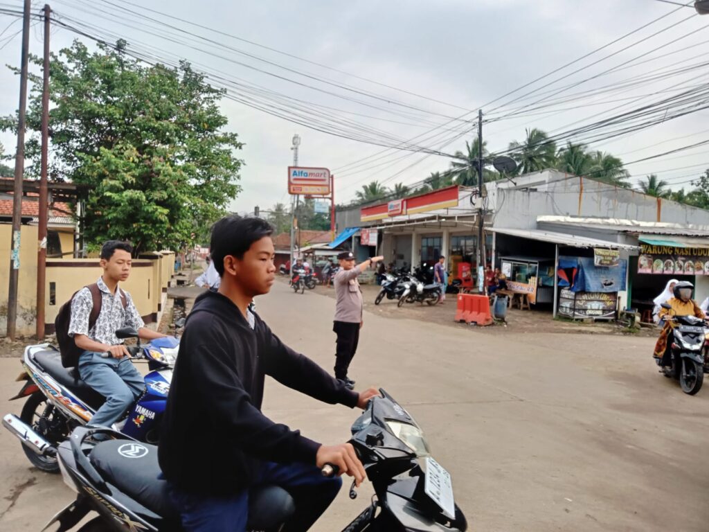 Polsek Banjar Gelar Giat Pengaturan Lalu Lintas Pagi di Simpang 4 Pasar Kadugedong 1 WhatsApp Image 2024 05 16 at 10.46.30