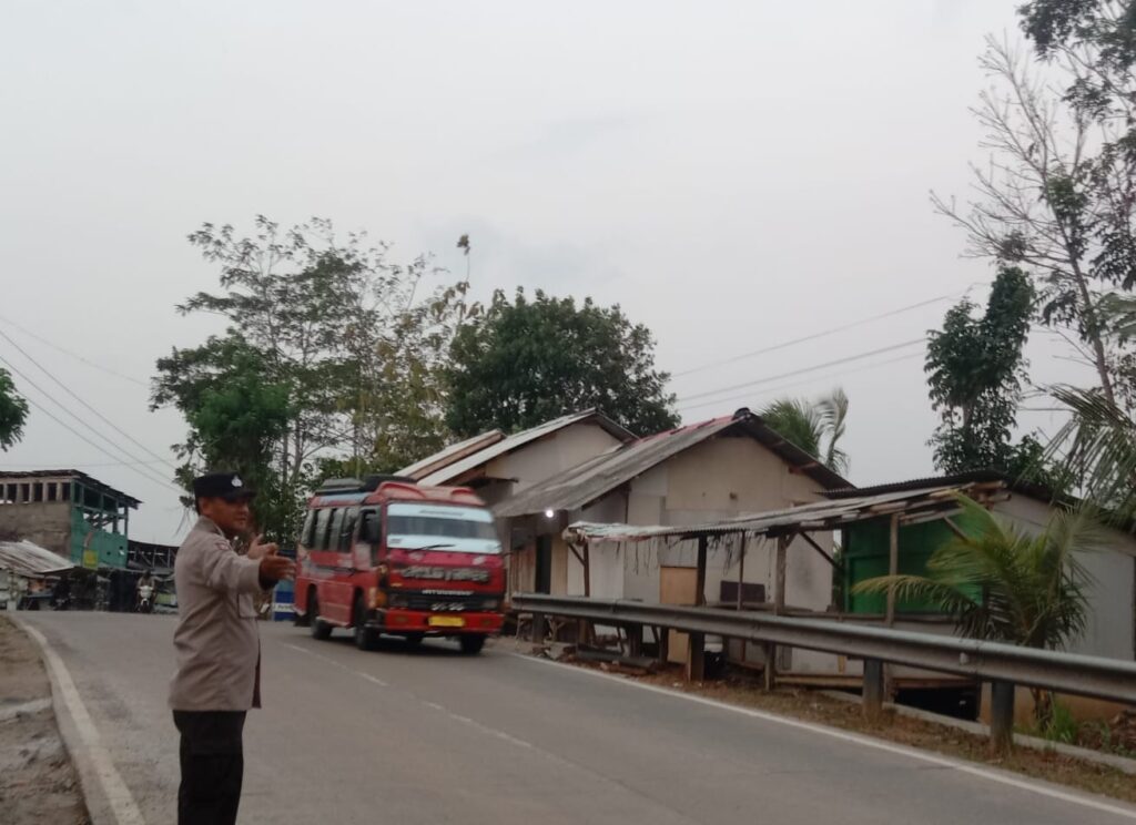 Polsek Munjul Berperan Aktif dalam Pengaturan Lalulintas untuk Mencegah Kemacetan dan Kecelakaan 8 WhatsApp Image 2024 05 16 at 22.02.34