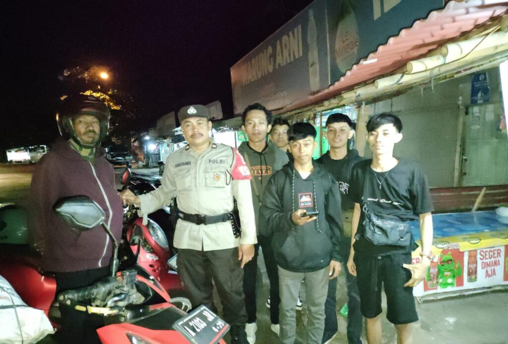 Polsek Pandeglang Gelar Patroli Rutin untuk Cegah Gangguan Kamtibmas dan Kriminalitas 6 WhatsApp Image 2024 05 17 at 01.00.34