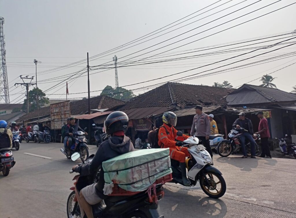 Personil Polsek Bojong Polres Pandeglang Laksanakan Pengaturan Lalu Lintas Pagi Hari di Pasar Bojong 2 WhatsApp Image 2024 05 17 at 08.35.44