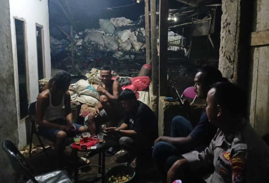 Polsek Bojong Polres Pandeglang Melaksanakan Patroli Malam untuk Antisipasi Tindak Pidana 3C 1 WhatsApp Image 2024 05 18 at 07.20.11