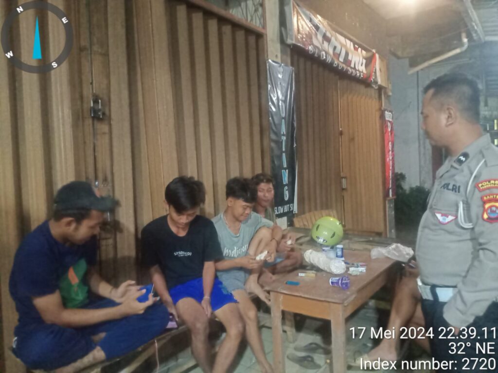 Polsek Menes Polres Pandeglang Berikan Himbauan Kepada Sejumlah Pemuda saat Nongkrong 5 WhatsApp Image 2024 05 18 at 13.23.30