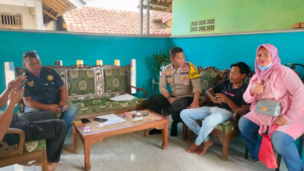 Bhabinkamtibmas Polsek Munjul Terus Lakukan Kegiatan Sambang Masyarakat untuk Ciptakan Kondisi Kondusif 4 WhatsApp Image 2024 05 18 at 22.41.10