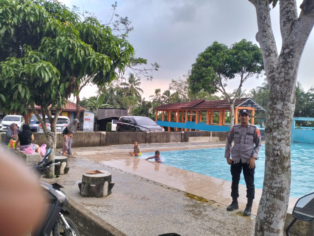 Polsek Pulosari Lakukan Pengamanan di Objek Wisata Kolam Renang Citaman Batu dan Kolam Renang Sanur 6 WhatsApp Image 2024 05 19 at 00.21.56