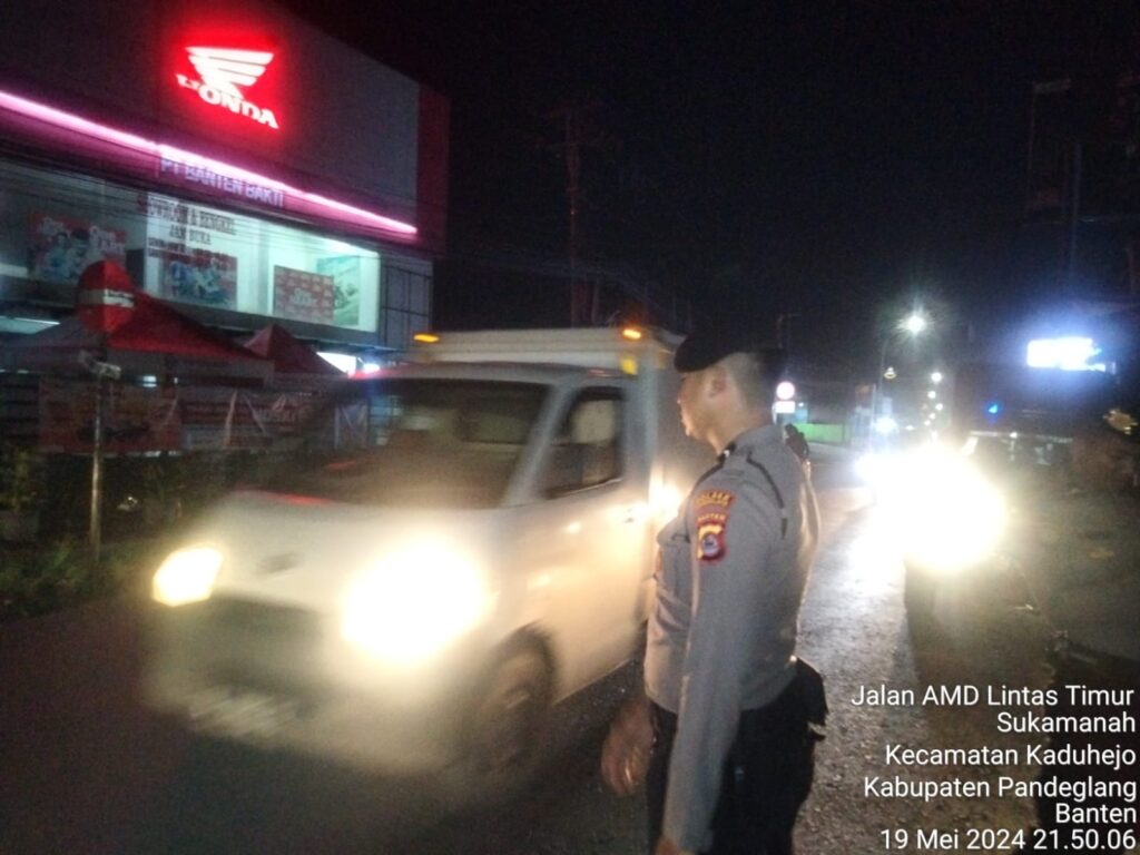 Sat Samapta Polres Pandeglang Gelar Strong Point Malam untuk Pengaturan Arus Lalu Lintas 9 WhatsApp Image 2024 05 20 at 05.57.09