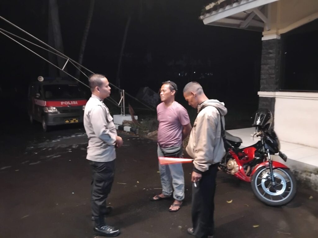 Polsek Cadasari Tingkatkan Kegiatan Patroli Malam untuk Menjaga Keamanan Masyarakat 1 WhatsApp Image 2024 05 20 at 08.40.10