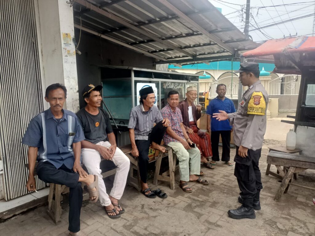 Bhabinkamtibmas Polsek Banjar Laksanakan Sambang DDS di Kampung Kadugedong 6 WhatsApp Image 2024 05 20 at 10.03.23