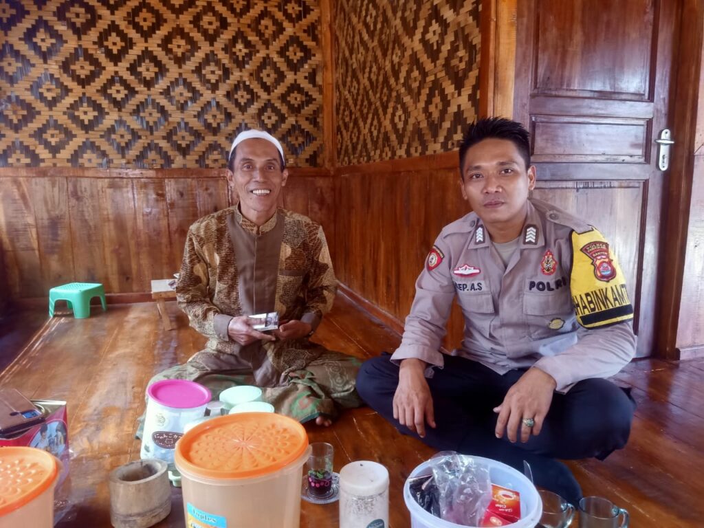 Bhabinkamtibmas Polsek Cadasari Gelar Silaturahmi dengan Tokoh Agama untuk Pererat Hubungan Kepolisian dan Masyarakat 7 WhatsApp Image 2024 05 20 at 10.19.38