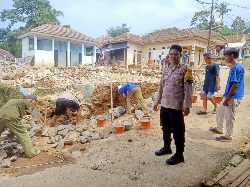 Bhabinkamtibmas Polsek Cadasari Bergotong Royong Bersama Warga Perbaiki Musolah Al-Ikhlas 10 WhatsApp Image 2024 05 20 at 11.59.35 1