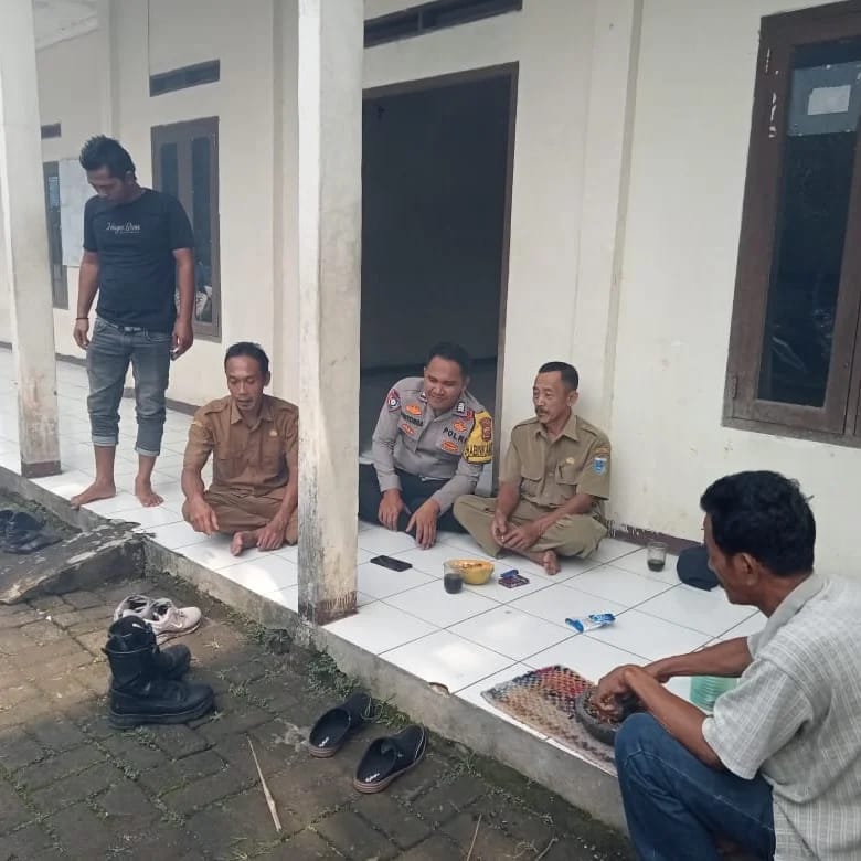 Polres Pandeglang: Bripka Peri Ritonga Laksanakan Giat Sambang dan Silaturahmi di Desa Karyasari 1 WhatsApp Image 2024 05 20 at 12.58.38