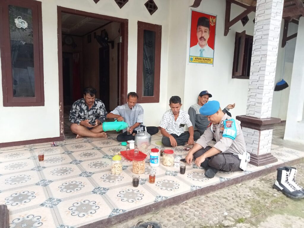 Polsek Cikedal Polres Pandeglang Laksanakan Patroli Rutin untuk Menjaga Keamanan Wilayah 9 WhatsApp Image 2024 05 20 at 13.00.22