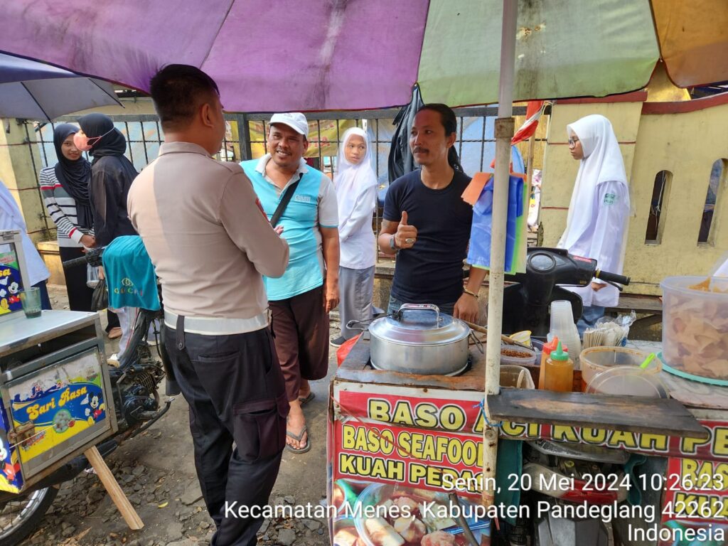 Polsek Menes Polres Pandeglang Sambangi Pedagang Keliling untuk Menjaga Kamtibmas 7 WhatsApp Image 2024 05 20 at 14.00.55