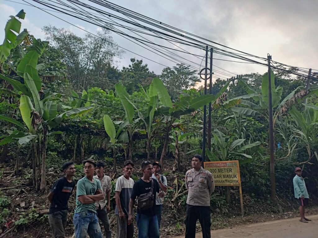 Polsek Bojong Lakukan Sambang Warga di Desa Cijakan untuk Sosialisasi Bijak Bermedia Sosial 4 WhatsApp Image 2024 05 20 at 14.23.41