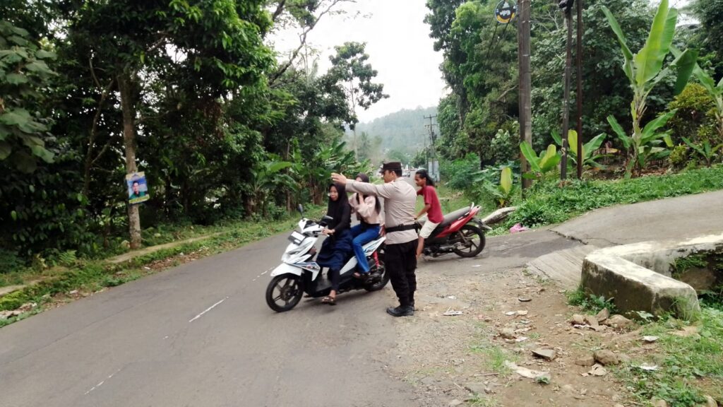 Polsek Pulosari Tingkatkan Keamanan Jalan Raya dengan Giat Gatur Lalu Lintas 3 WhatsApp Image 2024 05 20 at 16.55.11