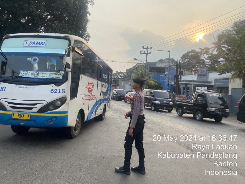 Strong Point Polres Pandeglang: Personel Polisi Rutin Lakukan Pengaturan Lalu Lintas untuk Mendukung Kelancaran Aktivitas Masyarakat 8 WhatsApp Image 2024 05 20 at 17.59.26