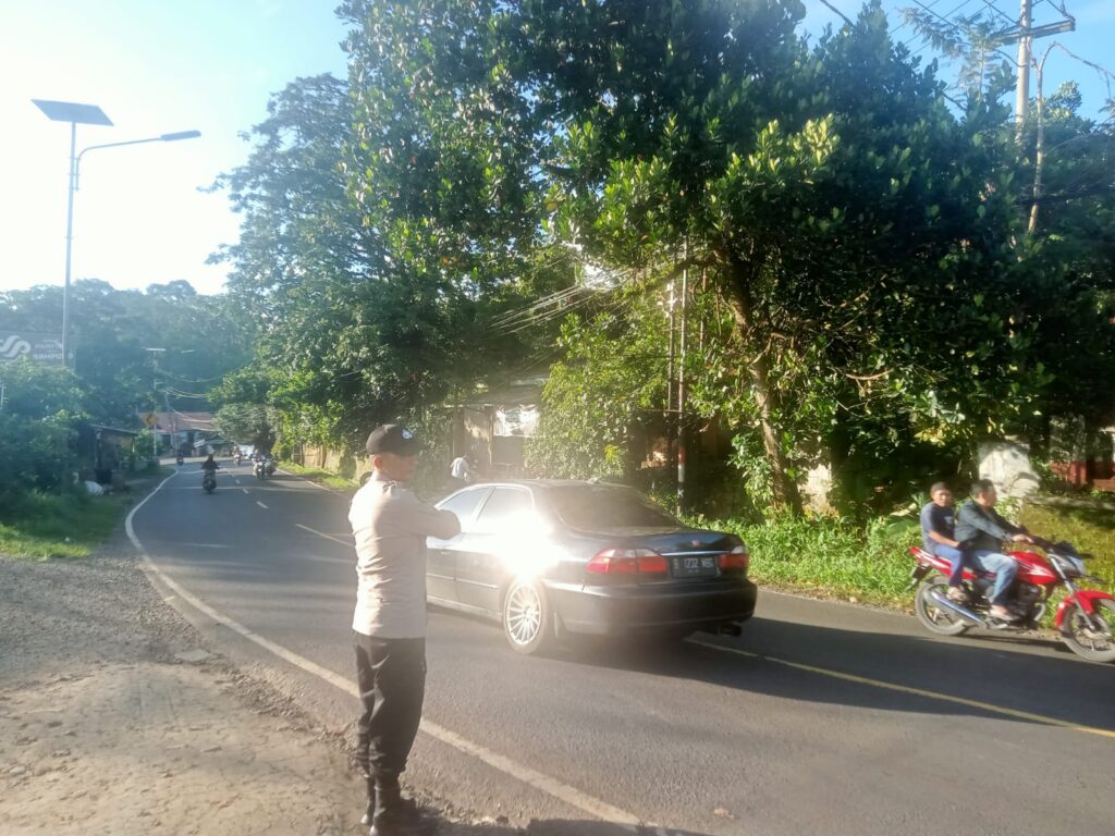 Polsek Saketi, Polres Pandeglang, Maksimalkan Gatur Lalin di Pertigaan SDN 1 Ciandur 8 WhatsApp Image 2024 05 20 at 21.03.53