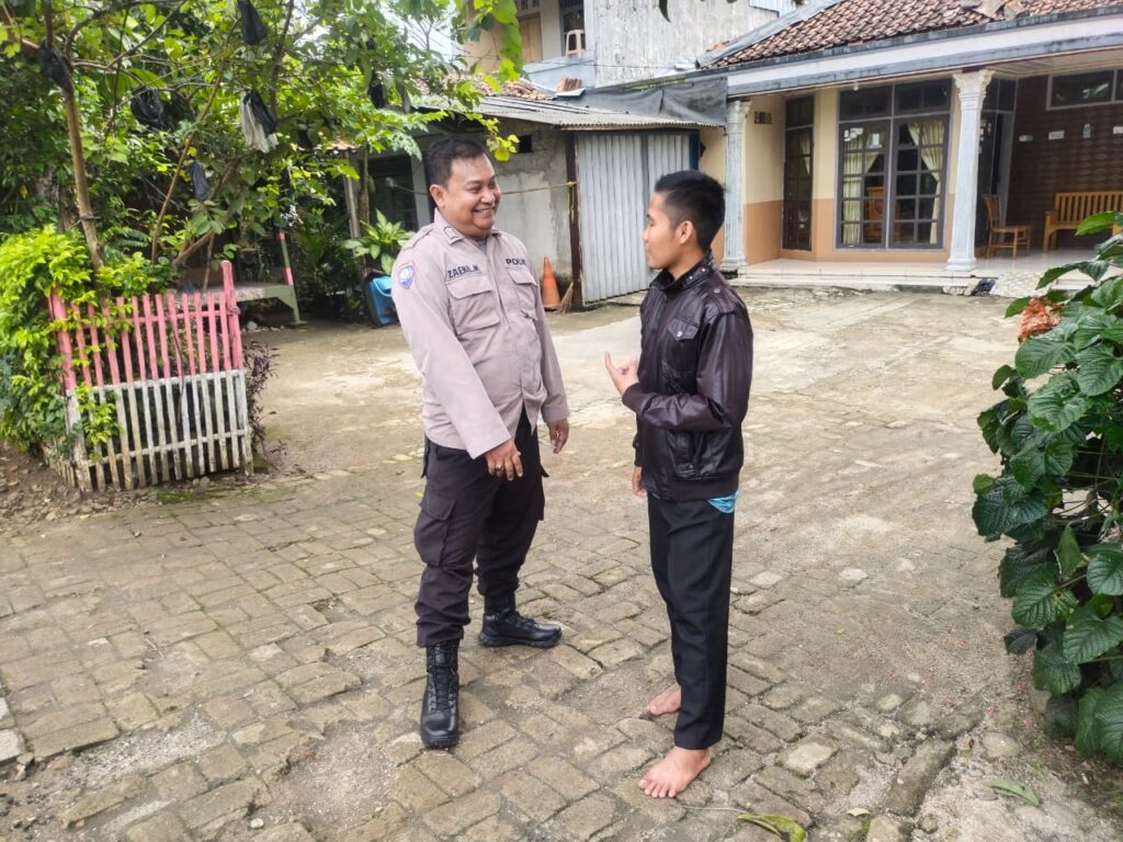 Bhabinkamtibmas Polsek Saketi Lakukan Sambang ke Warga Ciandur untuk Memelihara Kamtibmas 9 WhatsApp Image 2024 05 20 at 21.04.06
