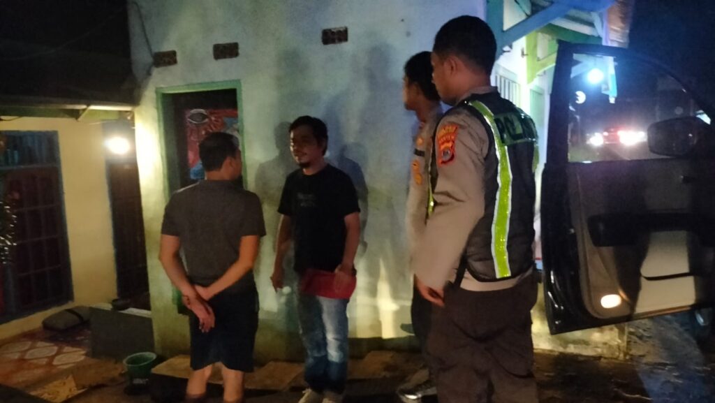 Polsek Saketi Polres Pandeglang Gelar Patroli Malam untuk Mencegah Gangguan Kamtibmas 10 WhatsApp Image 2024 05 20 at 21.04.15
