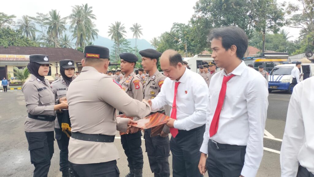 Polsek Pulosari Polres Pandeglang Berikan Penghargaan kepada Anggota yang Berhasil Mengungkap Kasus Tindak Pidana Kesehatan 5 WhatsApp Image 2024 05 20 at 22.50.49
