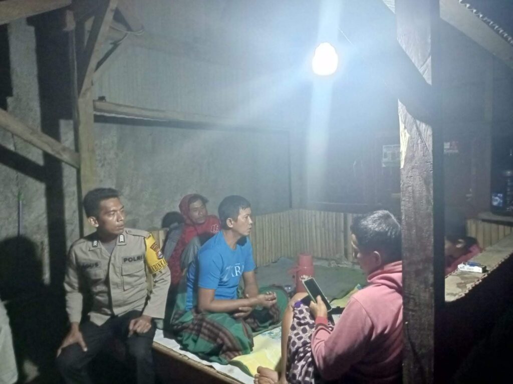 Bhabinkamtibmas Polsek Cimanggu Terus Jalin Silaturahmi dan Berikan Himbauan Kamtibmas kepada Masyarakat 7 WhatsApp Image 2024 05 20 at 23.56.45