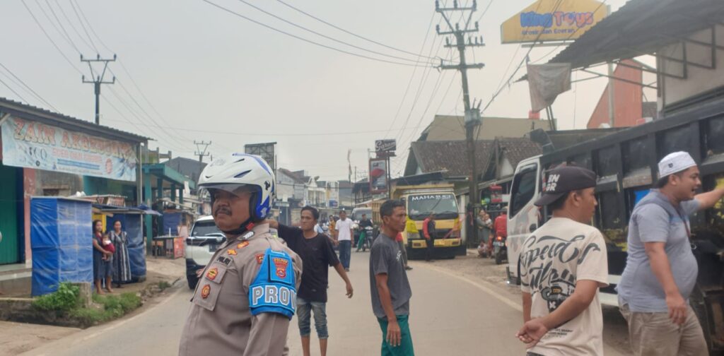 Kanit Propam Polsek Picung Bantu Pengaturan Lalu Lintas di Pasar Picung untuk Melerai Kemacetan 8 WhatsApp Image 2024 05 21 at 00.17.22