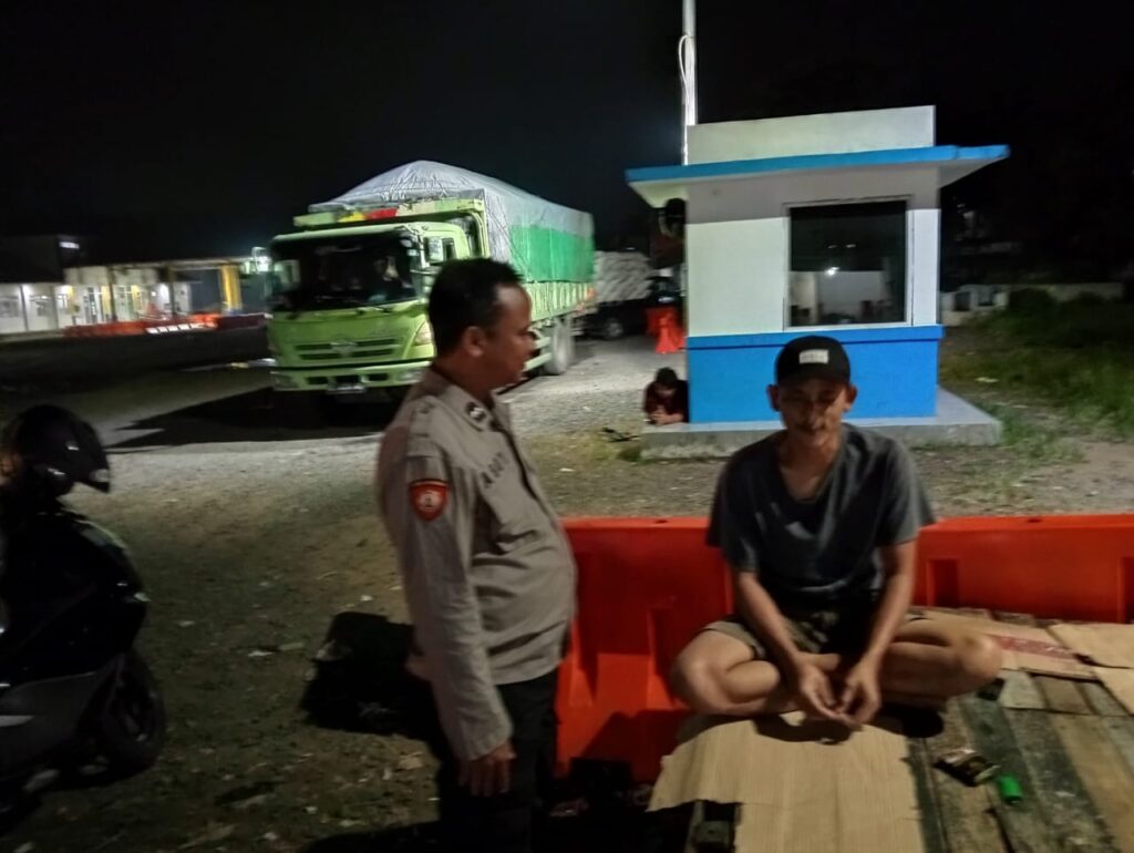 Polsek Pagelaran Gelar Patroli untuk Cegah Tindak Kriminalitas di Perkampungan dan Pertokoan 1 WhatsApp Image 2024 05 21 at 06.33.43
