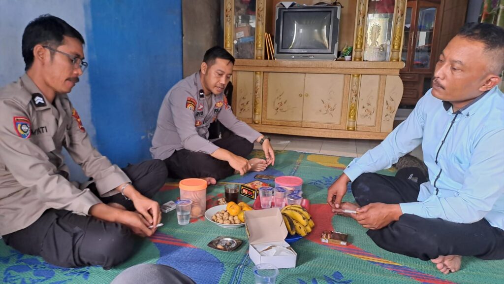 Bhabinkamtibmas Polsek Mandalawangi Terus Laksanakan Sambang dan Silaturrahmi untuk Ciptakan Kamtibmas yang Aman 6 WhatsApp Image 2024 05 21 at 12.10.37