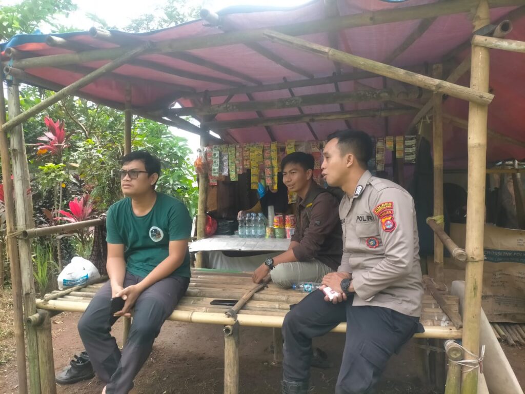 Patroli Dialogis Polsek Mandalawangi: Membangun Interaksi Positif dengan Masyarakat untuk Kamtibmas yang Kondusif 5 WhatsApp Image 2024 05 21 at 12.21.55