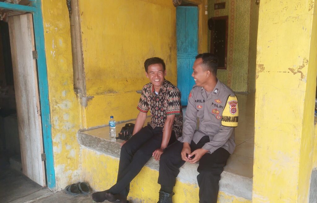 Bhabinkamtibmas Polsek Patia Laksanakan Patroli dan Sambang di Desa Idaman, Patia 4 WhatsApp Image 2024 05 21 at 12.25.57