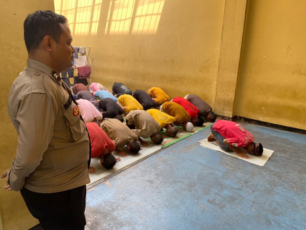 Pengecekan Tahanan Polres Pandeglang: Memastikan Kesejahteraan dan Hak Beribadah 3 WhatsApp Image 2024 05 21 at 12.26.19