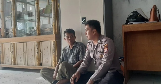 Bhabinkamtibmas Polsek Cimanuk Laksanakan Sambang dan Silaturrahmi di Desa Koncang 2 WhatsApp Image 2024 05 21 at 12.36.58