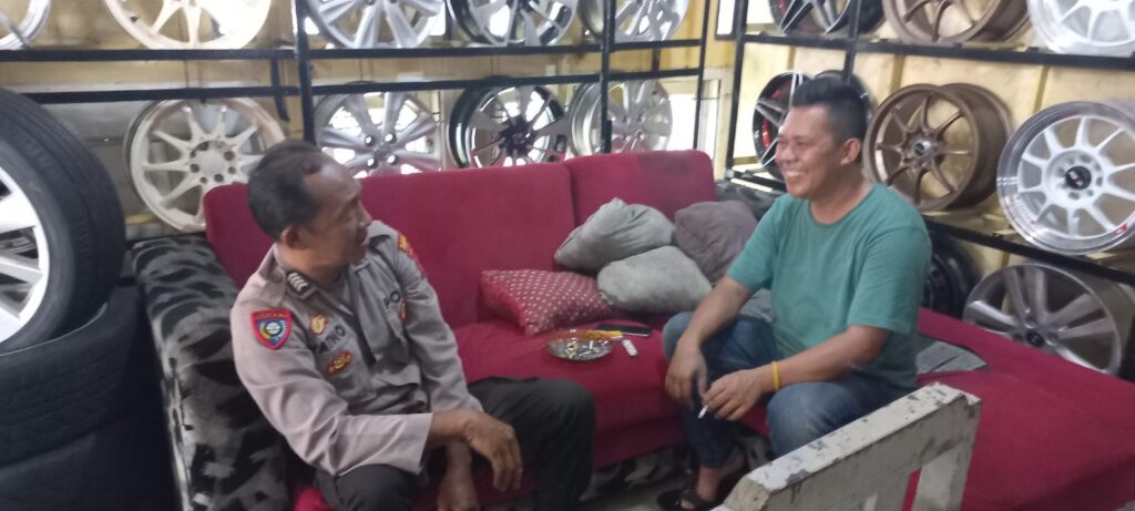Kanit Binmas Polsek Cimanuk Jalin Silaturahmi dengan Warga di Desa Palanyar 8 WhatsApp Image 2024 05 21 at 13.00.19