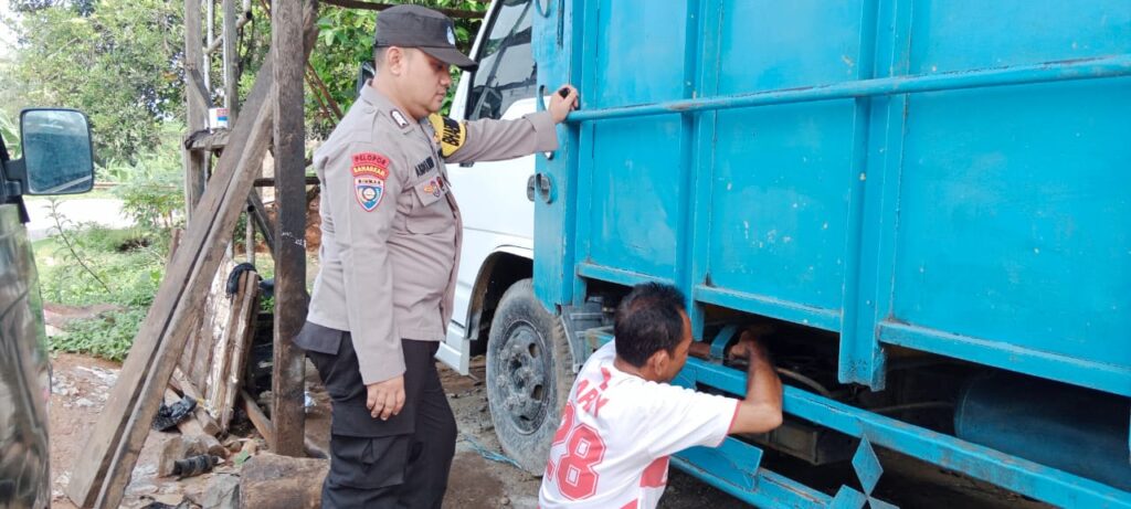 Polsek Picung Himbau Pemilik Truk Lakukan Pengecekan Rutin Kendaraan 10 WhatsApp Image 2024 05 21 at 13.09.52