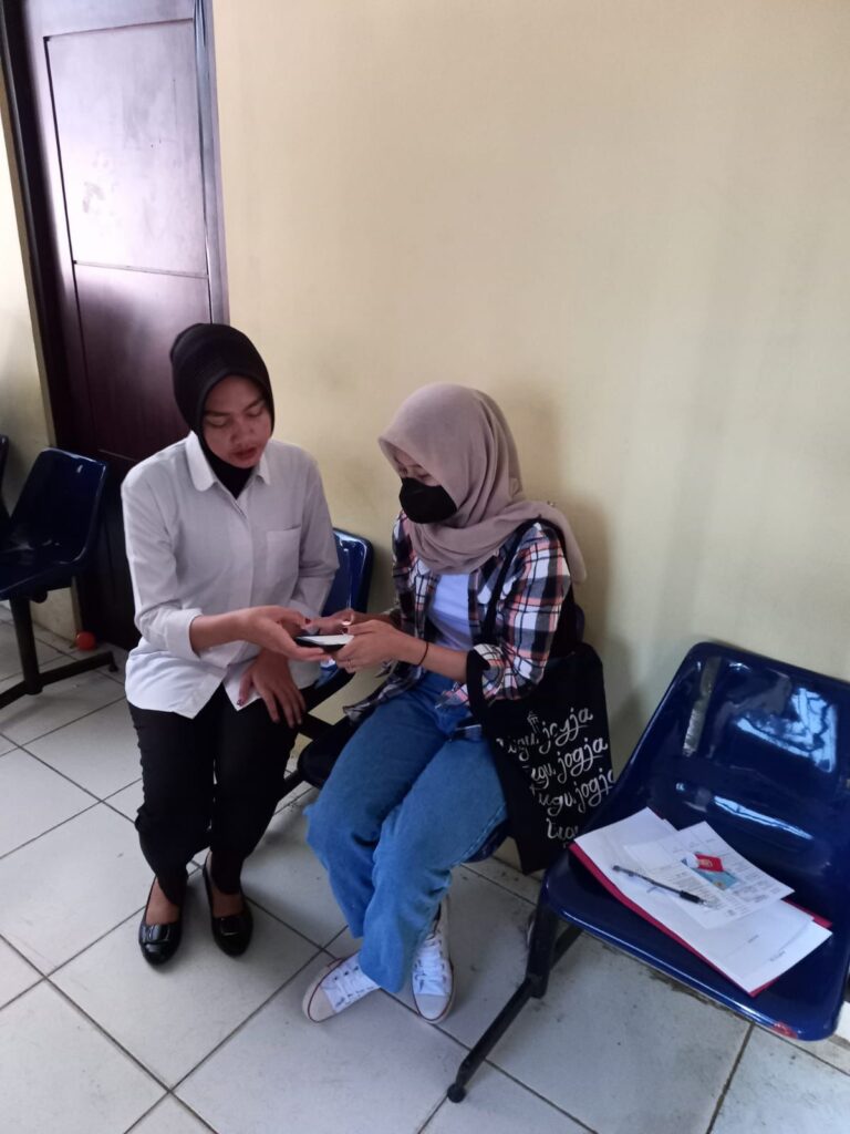 Brigadir Bella Setia Munggaran Melayani SKCK dengan Semangat dan Ketelitian di Polres Pandeglang 6 WhatsApp Image 2024 05 21 at 13.14.17