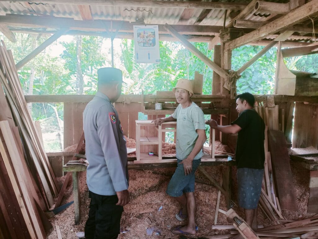 Polsek Cimanggu Himbau Pengrajin Kayu Gunakan Kayu Legal dan Bersihkan Limbah 9 WhatsApp Image 2024 05 21 at 13.14.21
