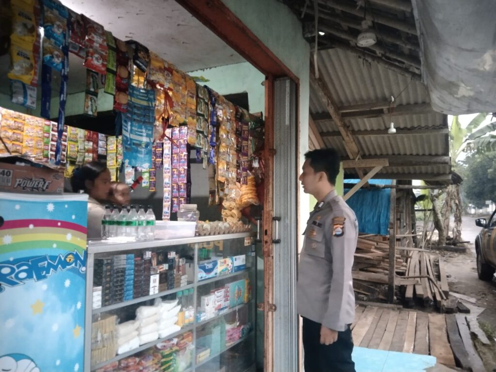 Bhabinkamtibmas Polsek Cikedal Laksanakan Kegiatan Sambang di Wilayah Kecamatan Cikedal 5 WhatsApp Image 2024 05 21 at 13.15.16