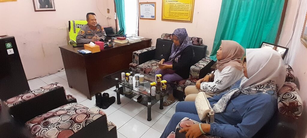 Kapolsek Cimanuk Terima Kunjungan Warga Desa Cimanuk untuk Jalin Silaturahmi dan Cari Solusi Atas Permasalahan Desa 4 WhatsApp Image 2024 05 21 at 13.16.58