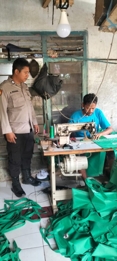 Bhabinkamtibmas Polsek Cadasari Kunjungi Pengrajin Tas di Desa Binaan 2 WhatsApp Image 2024 05 21 at 13.18.12