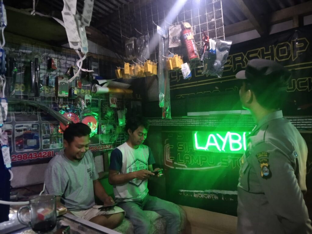 Polsek Cikedal Sambangi Warga di Kecamatan Cikedal untuk Meningkatkan Keamanan dan Ketertiban Masyarakat 1 WhatsApp Image 2024 05 21 at 13.19.02