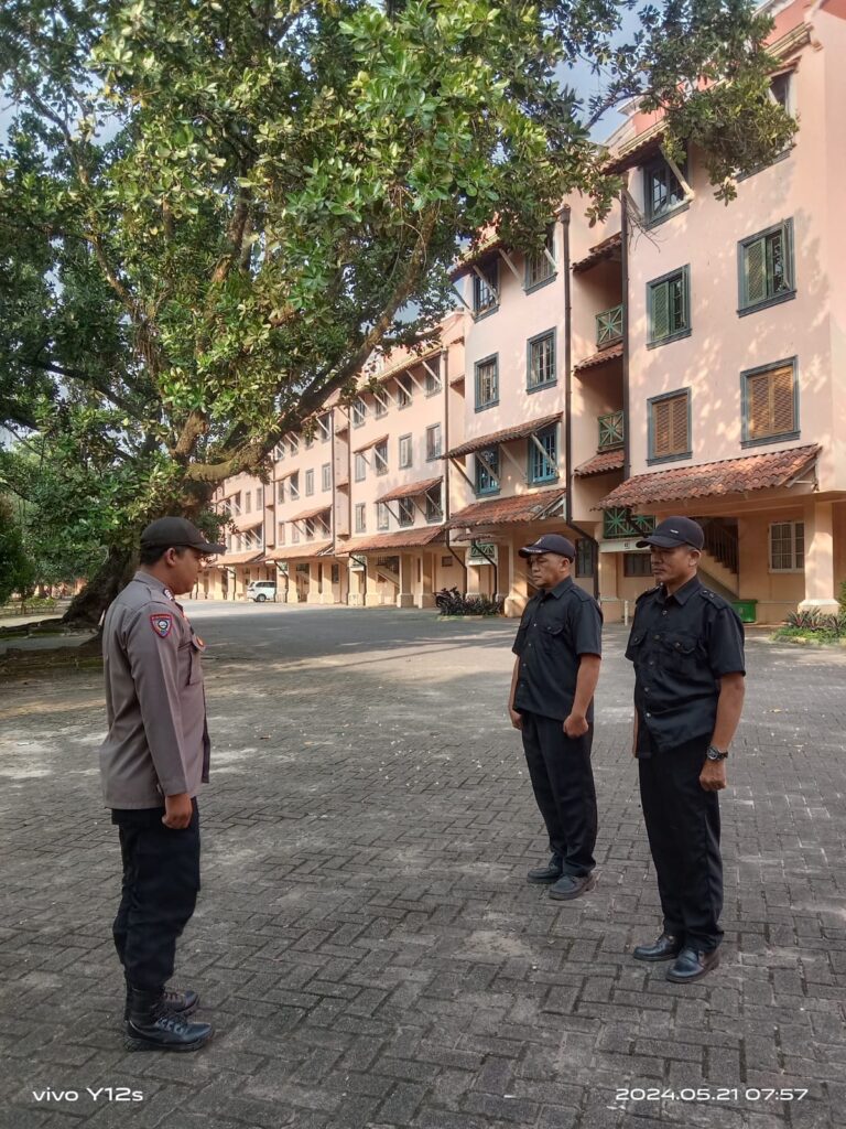 Bhabinkamtibmas Polsek Carita Laksanakan Pengambilan Apel Bersama Security Hotel Lippo 10 WhatsApp Image 2024 05 21 at 13.19.40