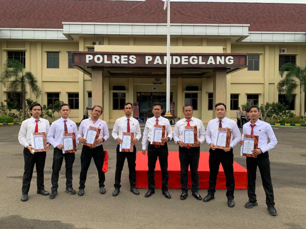 Ungkap Kasus Narkoba, Kapolres Pandeglang Beri Penghargaan Personel 9 WhatsApp Image 2024 05 21 at 13.20.15