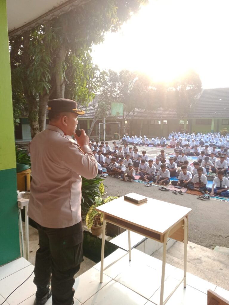 Kapolsek Labuan Polres Pandeglang Berikan Materi Kenakalan Remaja di MTS 2 Pandeglang 8 WhatsApp Image 2024 05 21 at 13.20.49