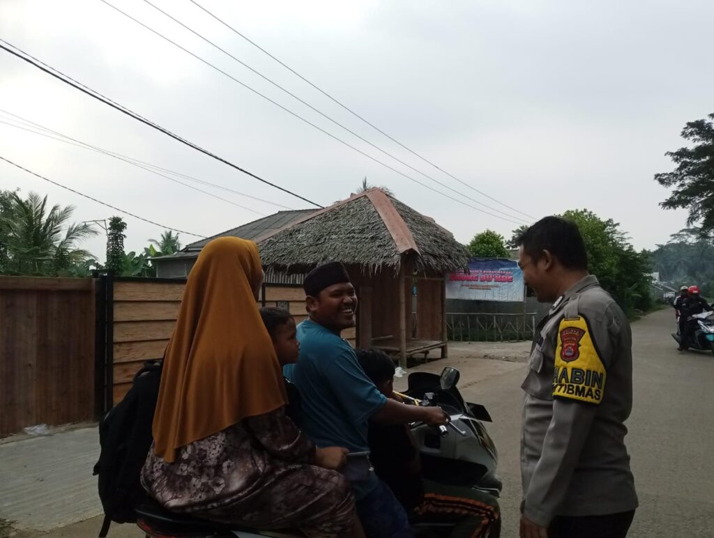 Bhabinkamtibmas Polsek Cikedal Polres Pandeglang Jalin Silaturahmi dengan Warga 8 WhatsApp Image 2024 05 21 at 13.24.21